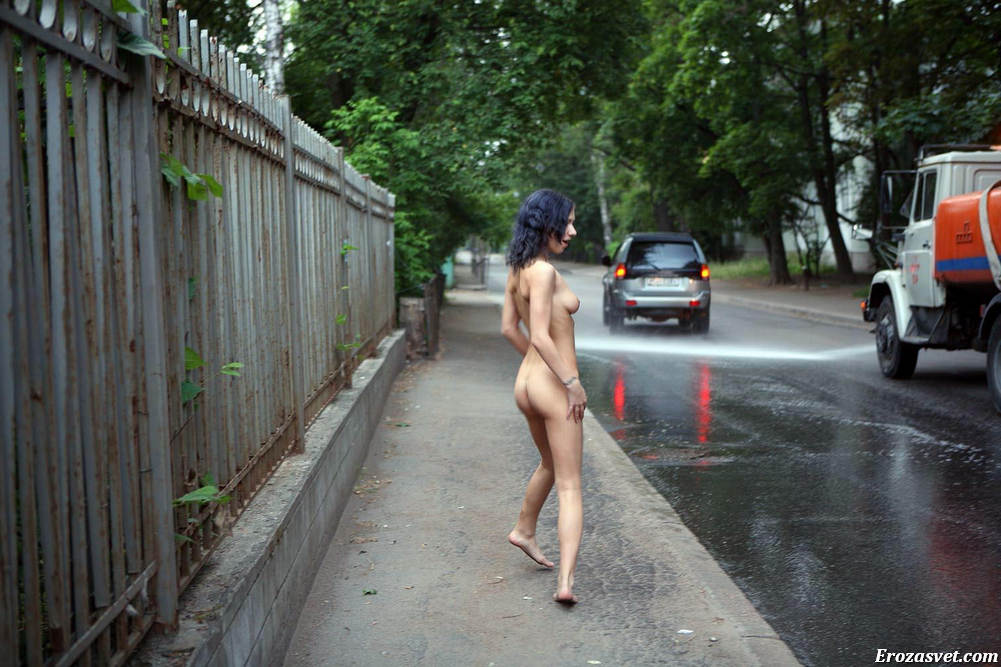 Эротика на улице фото голых телок