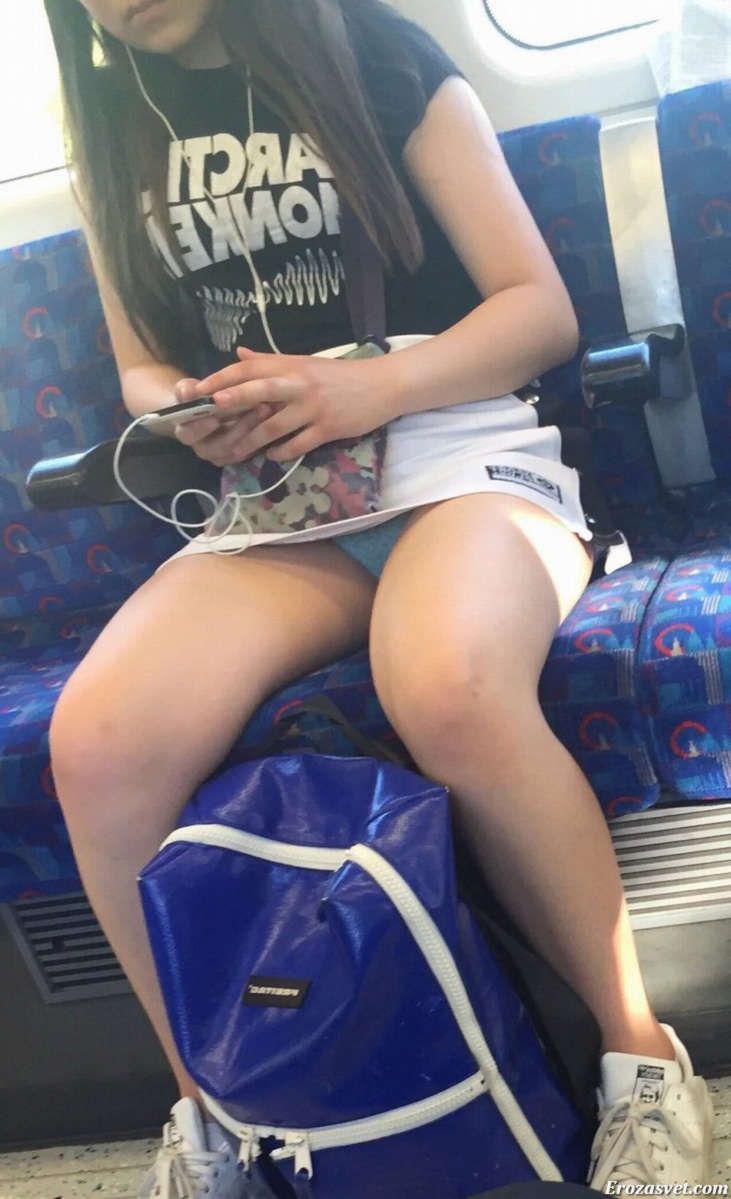 Подглядывание под юбку в метро (65 фото) - секс фото