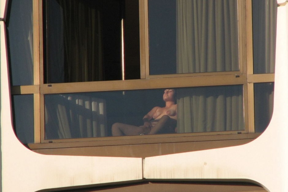 Подсмотренное фото голые девушки в окнах
