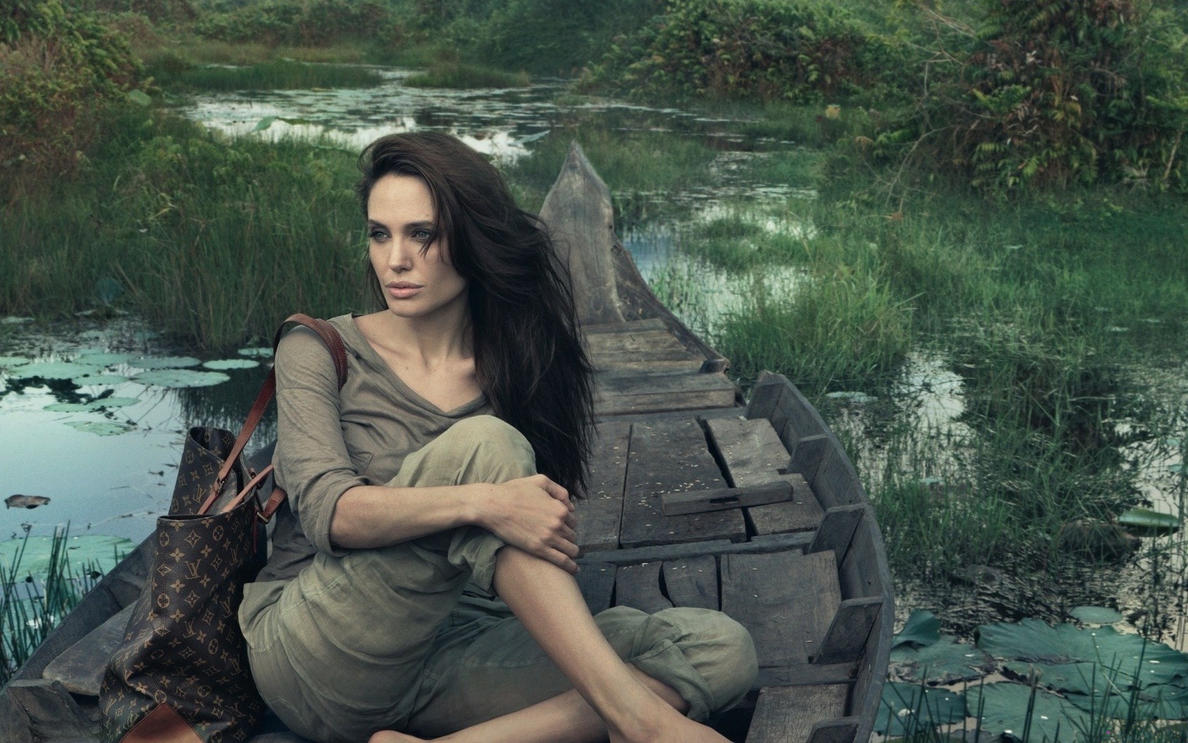 Анджелина Джоли в лодке на пруду 1680 x 1050